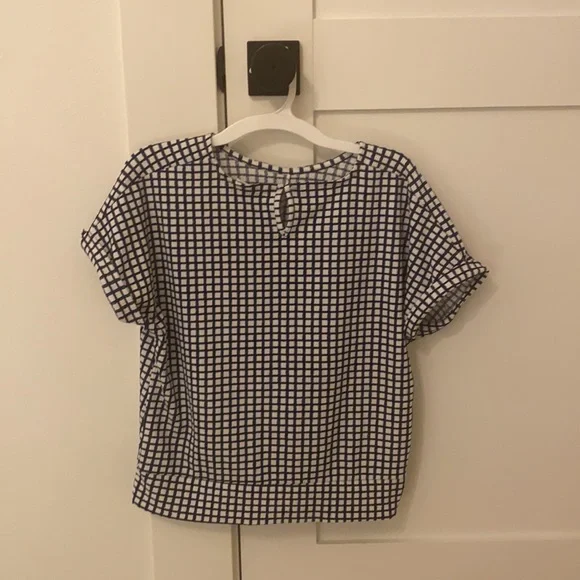 White and blue - Picture 2 of 2